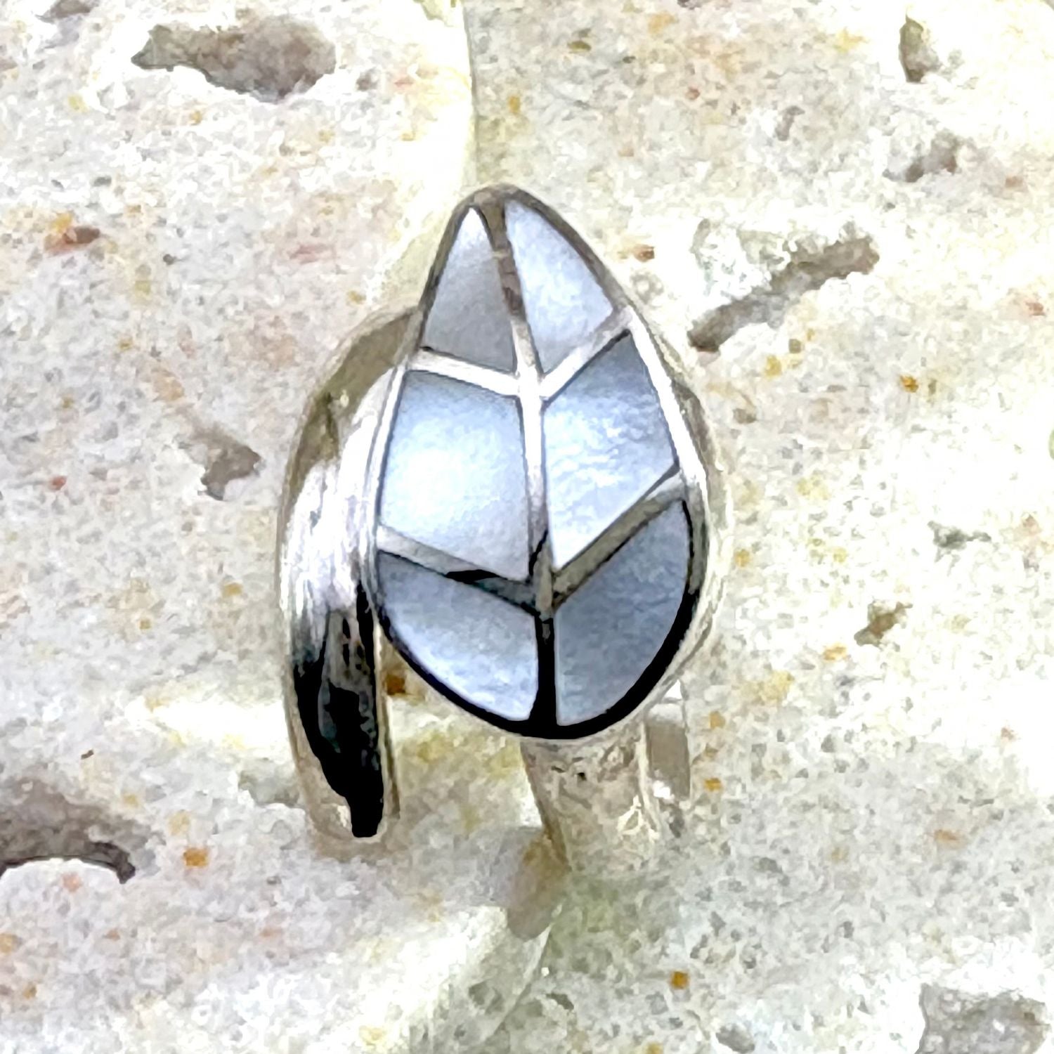 Bague Vita en argent et nacre naturelle inspirée d'une feuille stylisée sur fond clair.