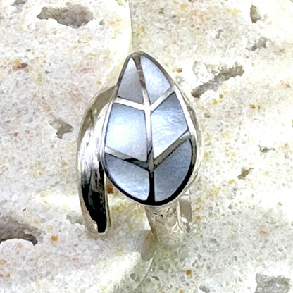 Bague Vita en argent et nacre naturelle inspirée d'une feuille stylisée sur fond clair.