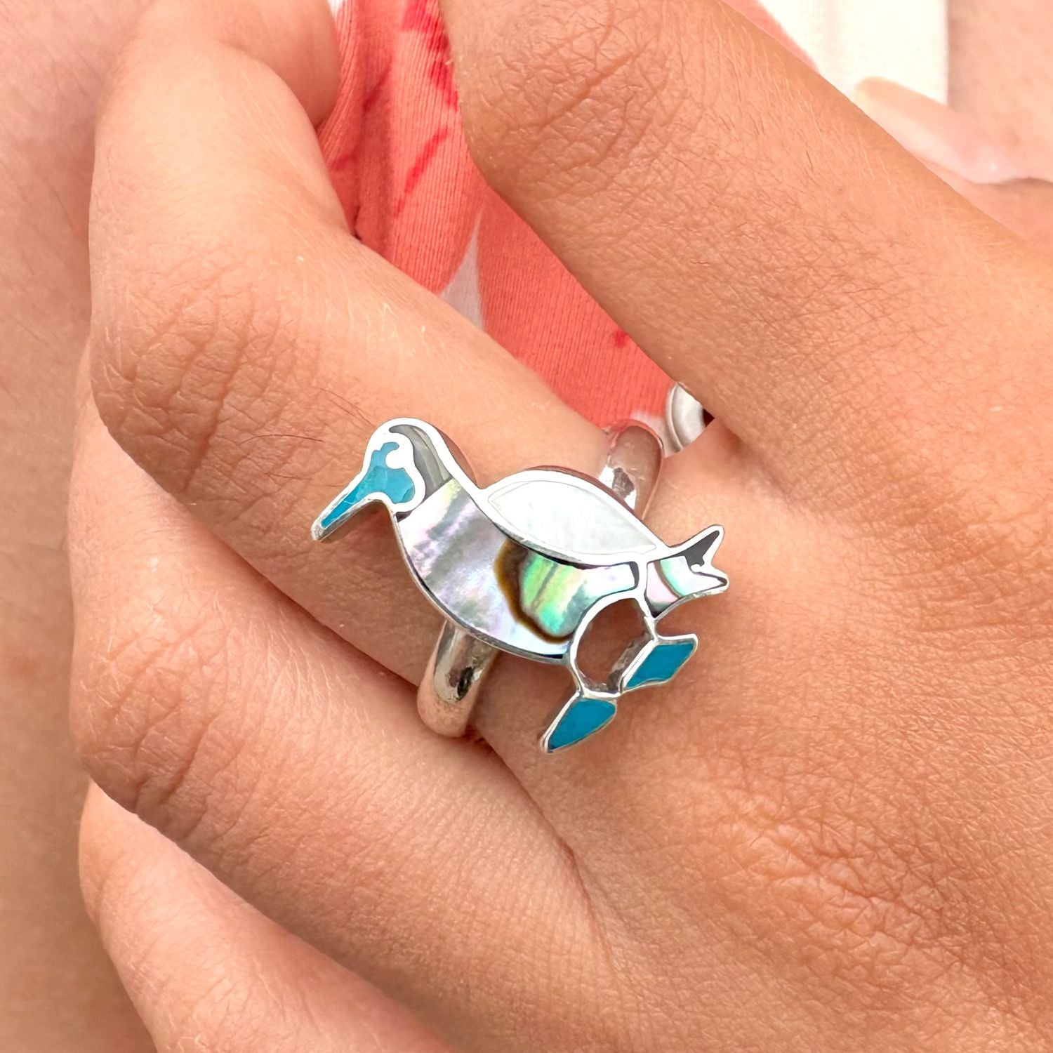 : Bague Yara portée en lumière : Bague Yara portée en lumière naturelle
