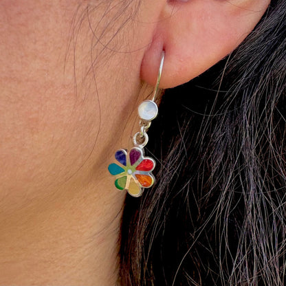 Boucle d'oreille Flora portée mettant en valeur les pierres naturelles colorées

