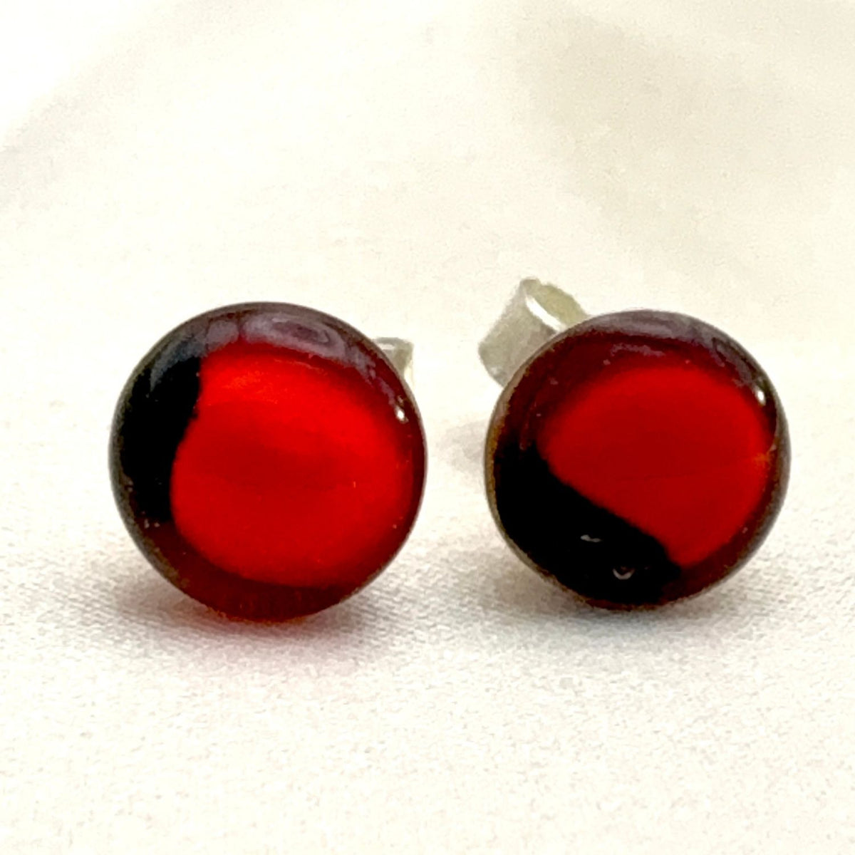 Boucles Sami en argent et graines de huayruro rouges et noires