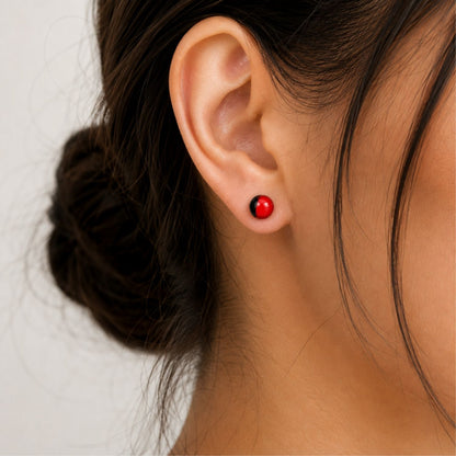 Boucle Sami en huayruro portée à l’oreille