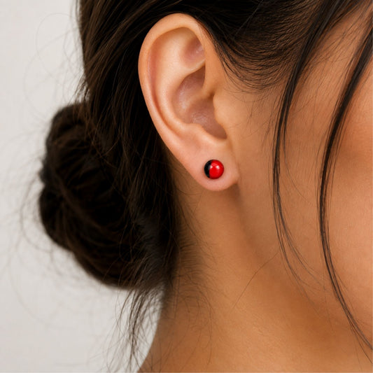 Boucle Sami en huayruro portée à l’oreille