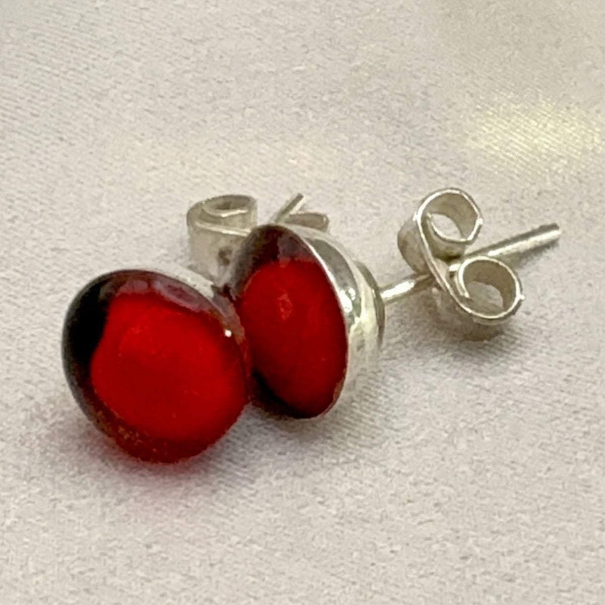 Boucles Sami en argent et huayruro vues de profil