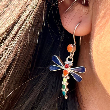 Boucles d'oreilles Libellule portées en lumière naturelle
