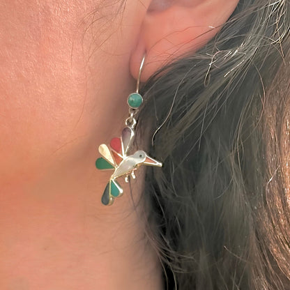 Boucles d'oreilles Colibri portées mettant en valeur le motif colibri et les pierres naturelles