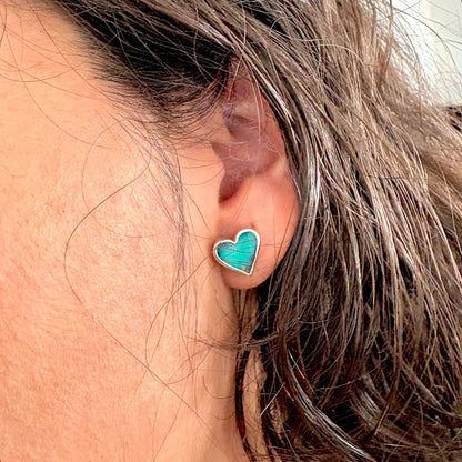 Boucles d’oreilles Azura Cœur portées à l’oreille