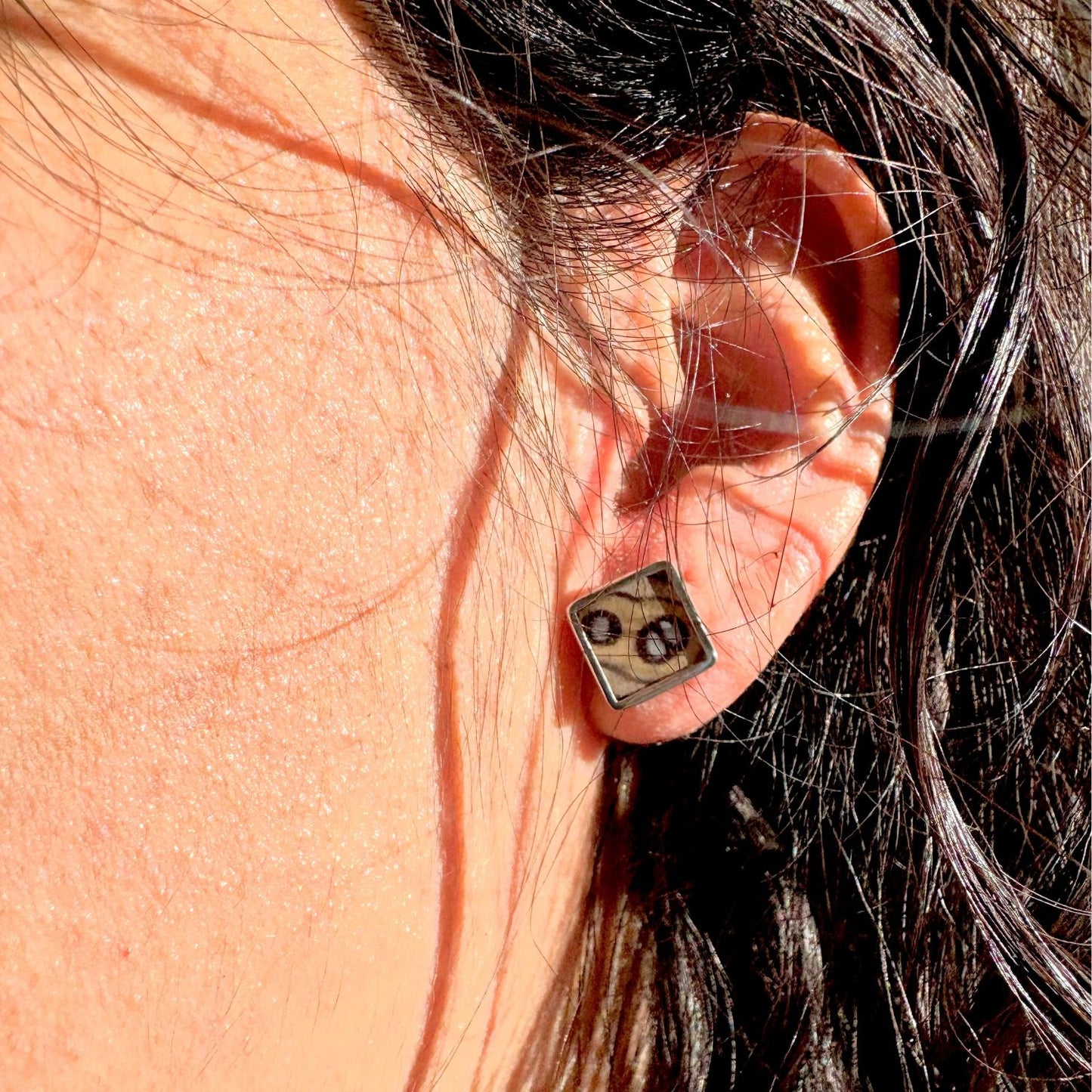 Boucles d’oreilles Azura Ocellé portées à l’oreille
