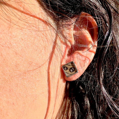 Boucles d’oreilles Azura Ocellé portées à l’oreille
