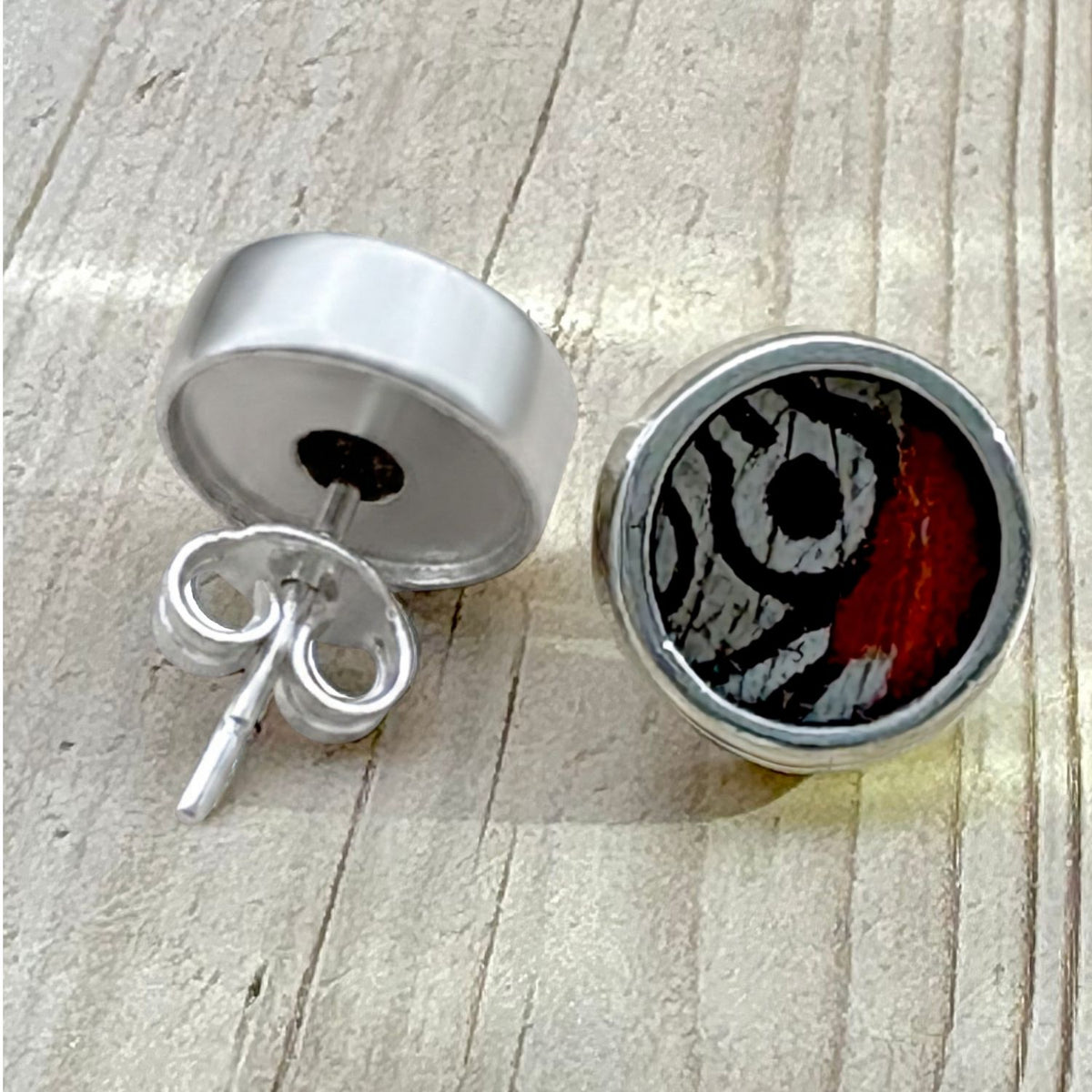 Vue arrière des boucles d’oreilles Azura Ronde Rouge ocellé avec fermoir poussette