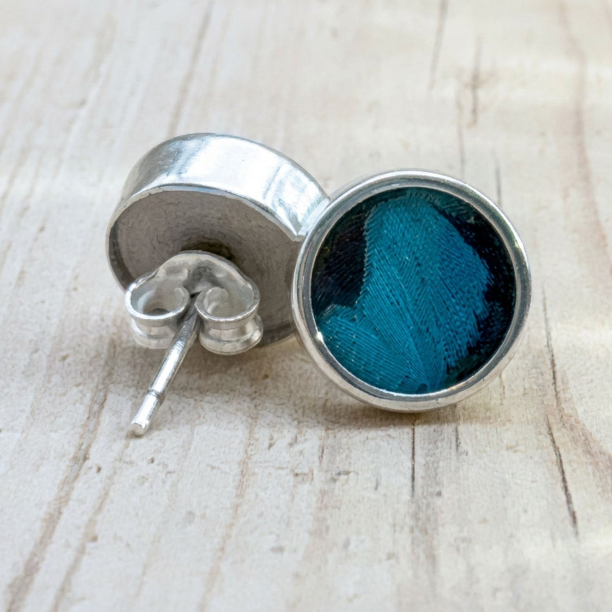 Vue arrière des boucles d’oreilles Azura Ronde Bleu céleste avec fermoir poussette