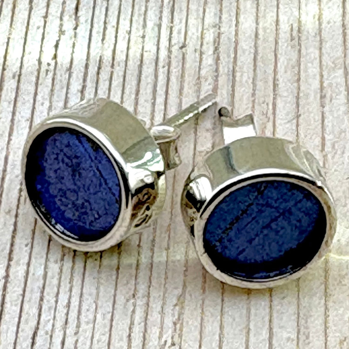 Boucles d’oreilles Azura Ronde en argent et ailes naturelles – Bleu profond