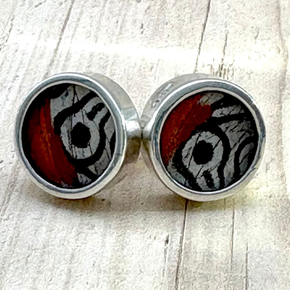 Boucles d’oreilles Azura Ronde en argent et ailes de papillon – Rouge ocellé
