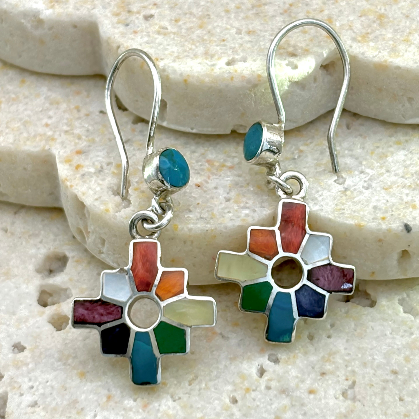 Boucles d’oreilles Chakana en argent et incrustations minérales
