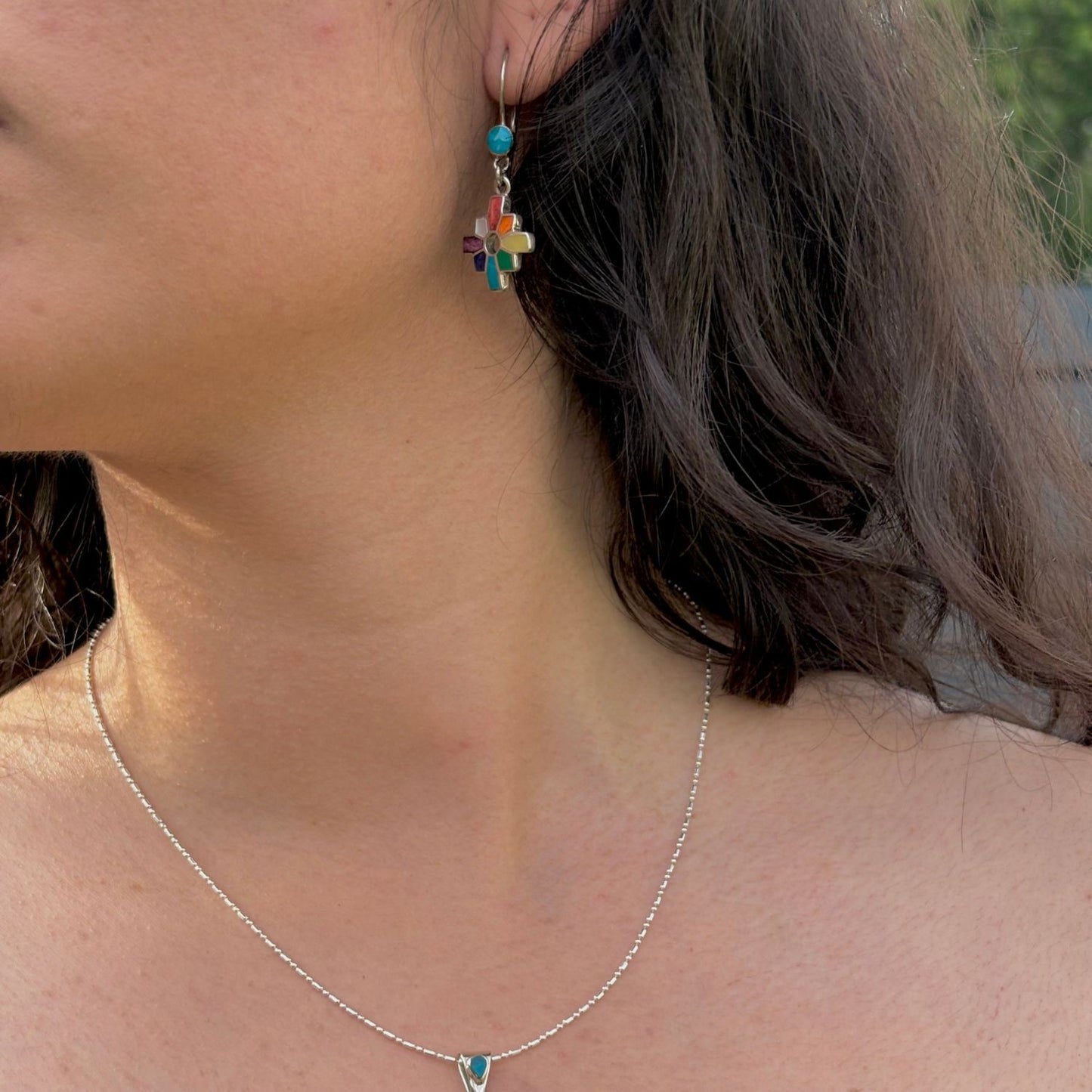  Boucles d'oreilles Chakana pendantes en argent portées avec pierres naturelles multicolores 