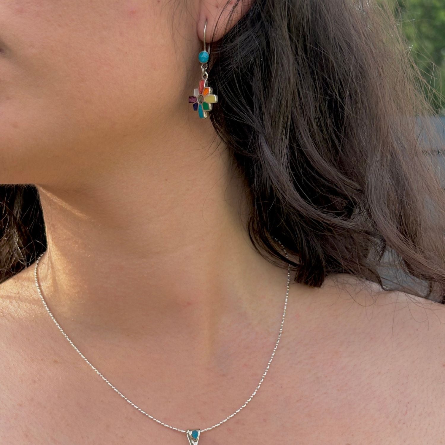  Boucles d'oreilles Chakana pendantes en argent portées avec pierres naturelles multicolores 