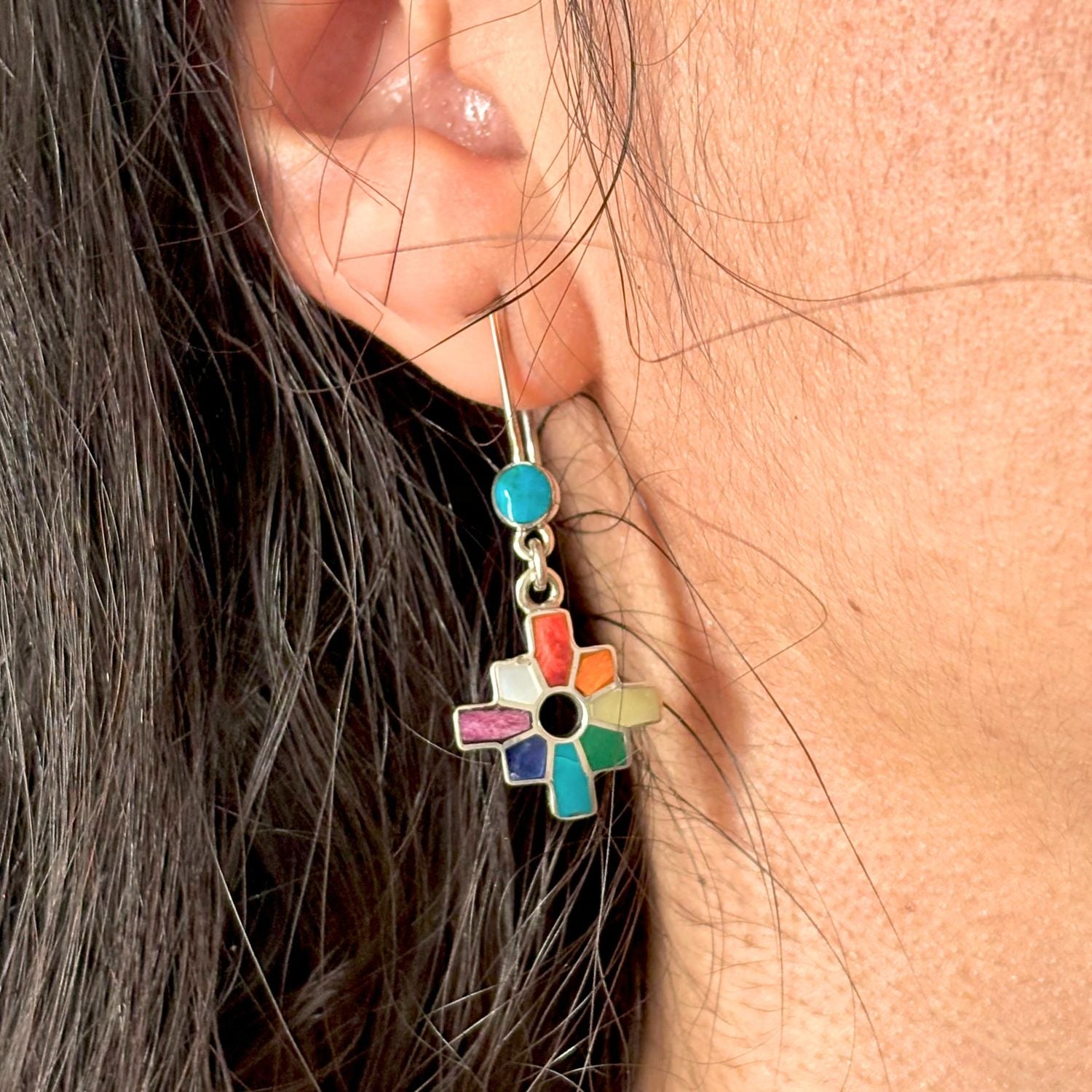 Boucles d'oreilles Chakana pendantes en argent portées à l'oreille avec pierres naturelles
