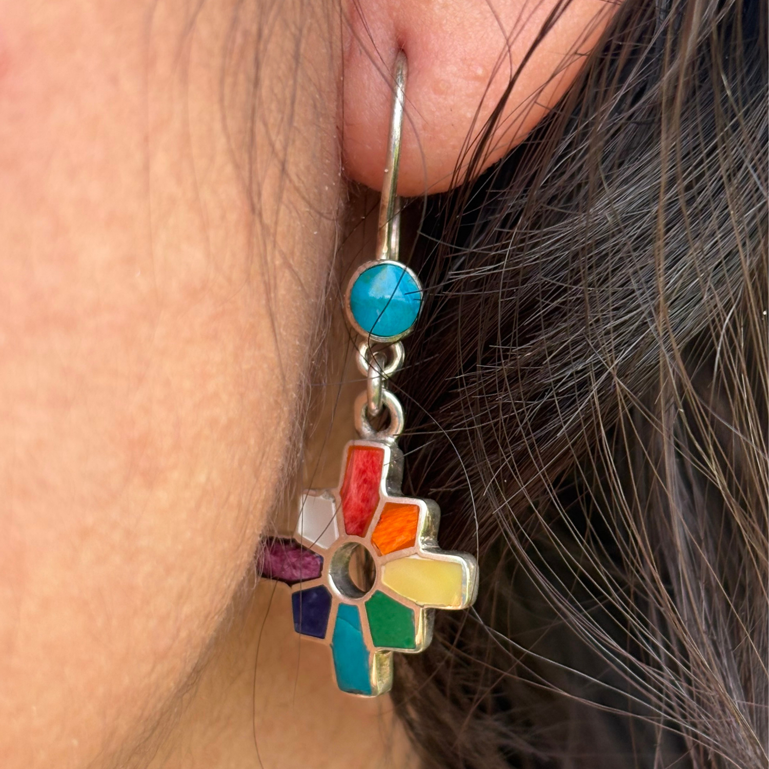 / Boucles d’oreilles Chakana portées avec détails minéraux colorés
