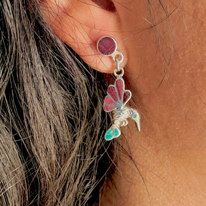 Boucles d'oreilles Colibri Élan portées mettant en valeur leur silhouette fine et leurs pierres naturelles