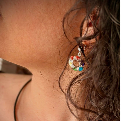 Boucles d'oreilles Corolle portées, mettant en valeur leur élégance et leurs pierres naturelles multicolores. 
