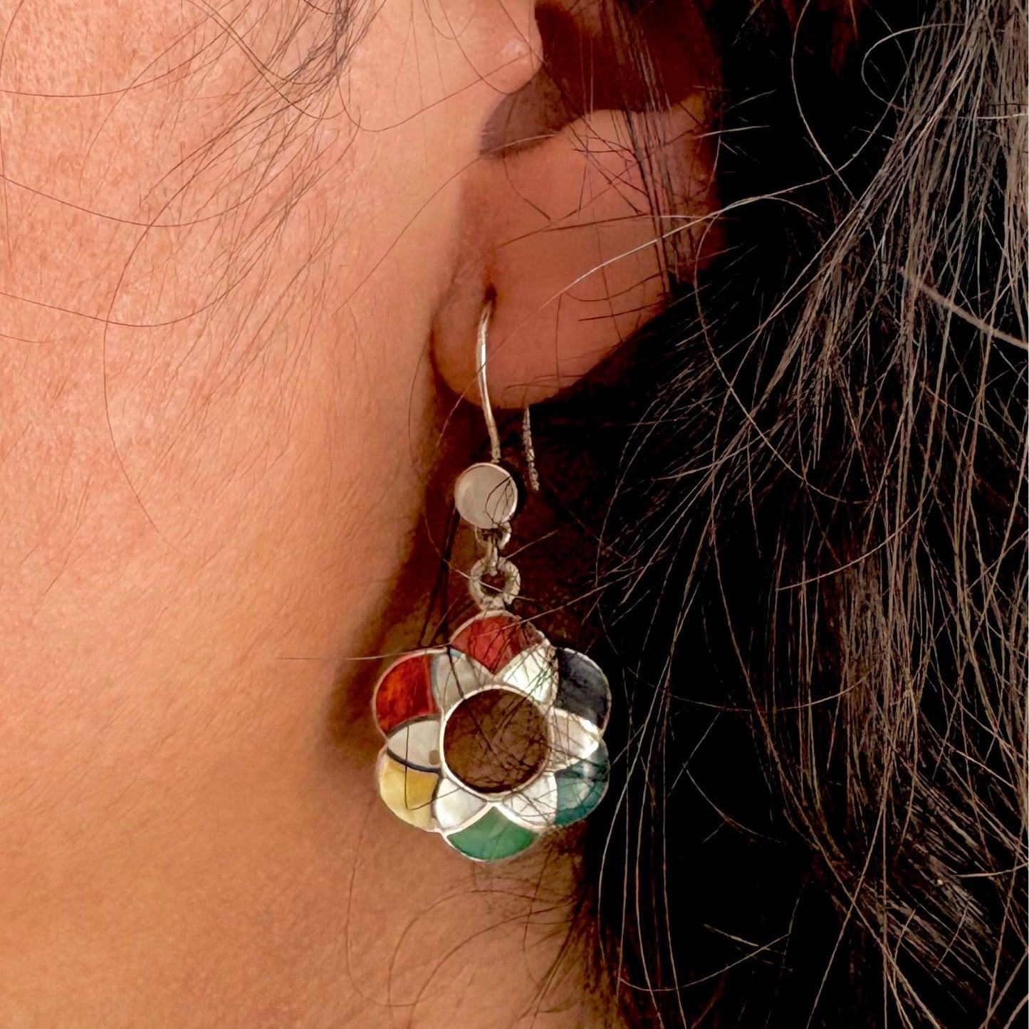 Boucles d'oreilles Corolle portées mettant en valeur leurs pierres naturelles multicolores