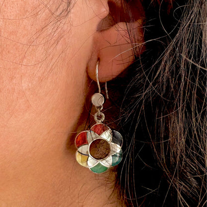 Boucles d'oreilles Corolle portées mettant en valeur leurs pierres naturelles multicolores
