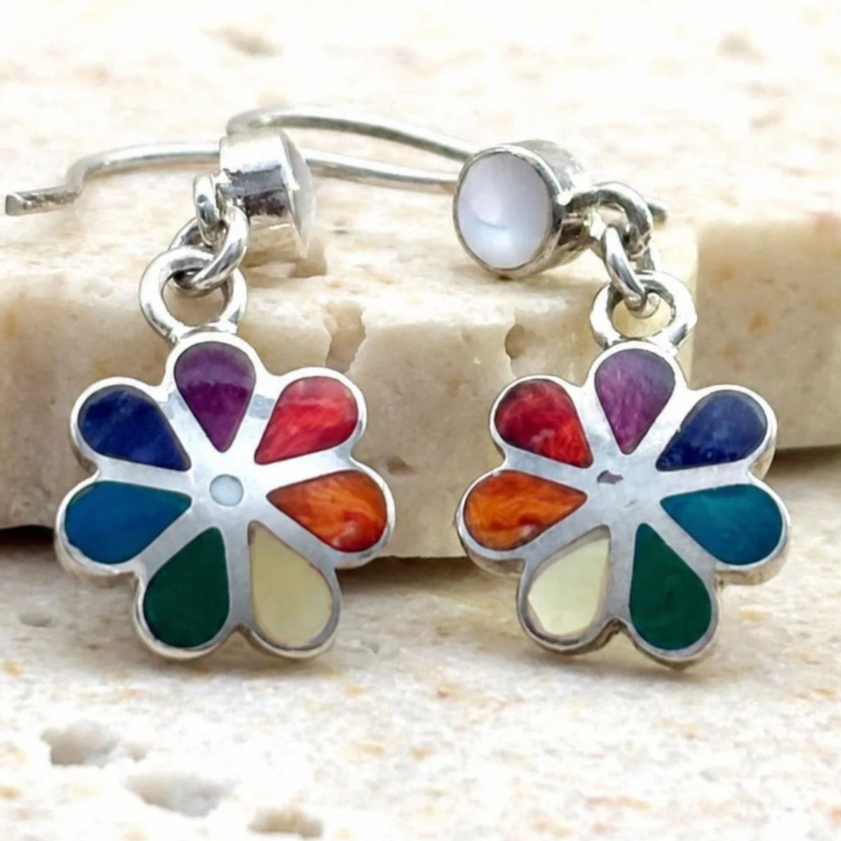 Boucles d'oreilles Flora en argent avec motif fleur et pierres naturelles multicolores