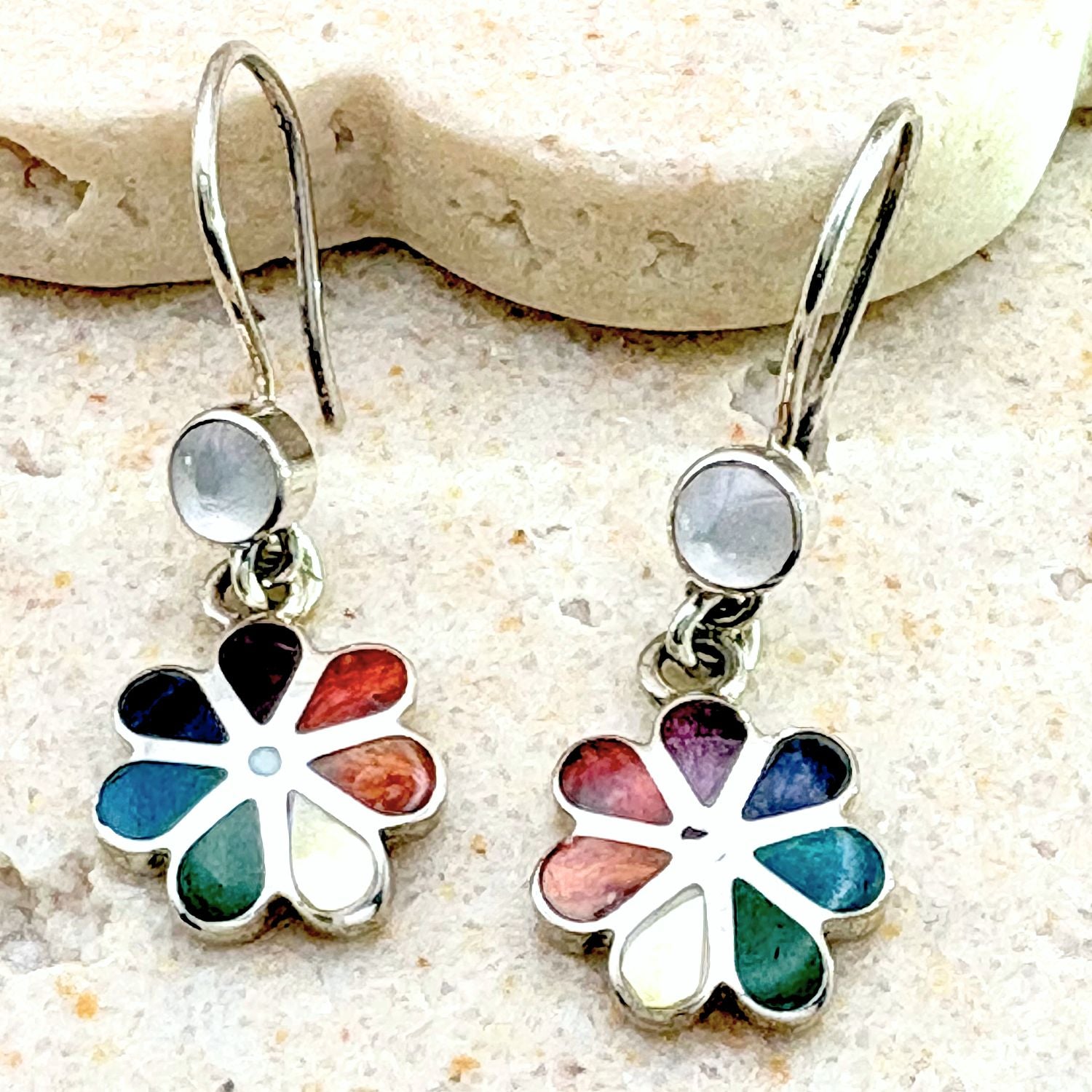 Boucles d'oreilles Flora en argent et pierres naturelles multicolores sur fond minéral

