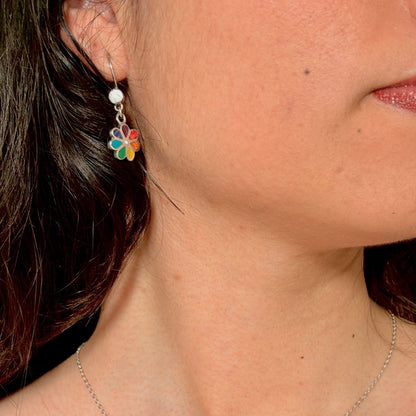 Boucles d'oreilles Flora portées avec motif fleur en argent et pierres naturelles