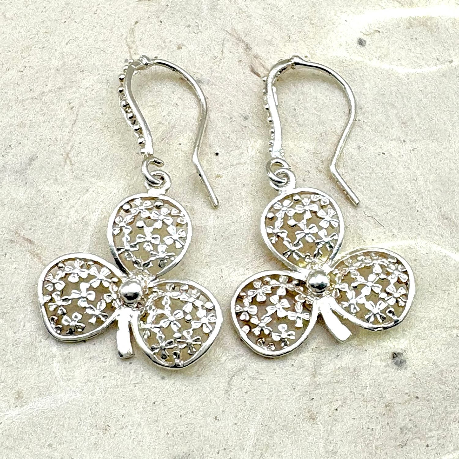 Boucles d'oreilles Folia en argent au motif ajouré de la collection Essentielle par Cholita Nova.