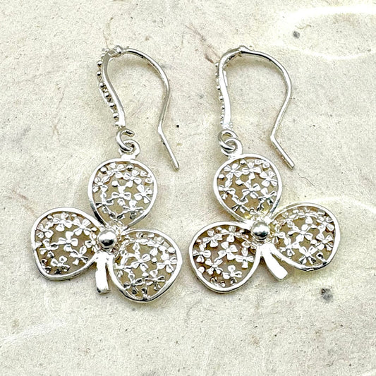 Boucles d'oreilles Folia en argent au motif ajouré de la collection Essentielle par Cholita Nova.