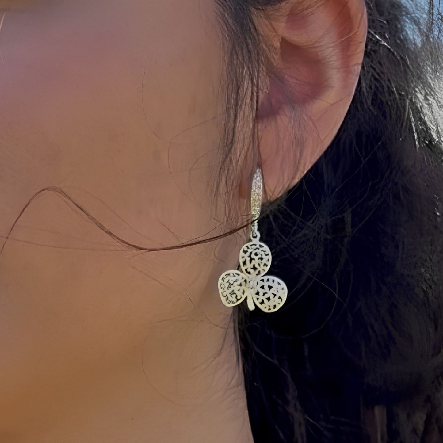Boucles d'oreilles Folia portées, création artisanale légère et élégante de la collection Essentielle.