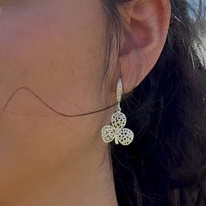 Boucles d'oreilles Folia portées, création artisanale légère et élégante de la collection Essentielle.
