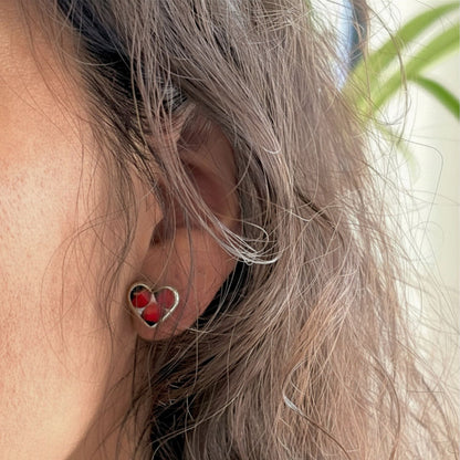  Boucles d'oreilles Huayruro portées à l'oreille