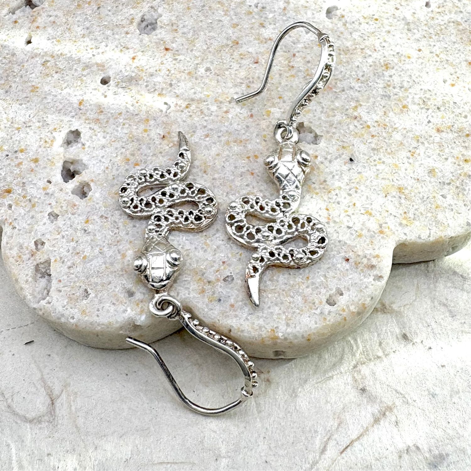 Boucles d'oreilles Ondine en argent au motif serpent avec relief travaillé et finition artisanale.