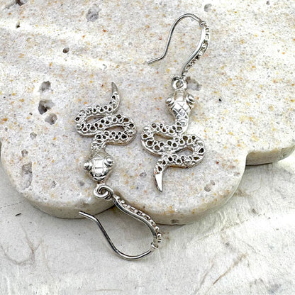 Boucles d'oreilles Ondine en argent au motif serpent avec relief travaillé et finition artisanale.