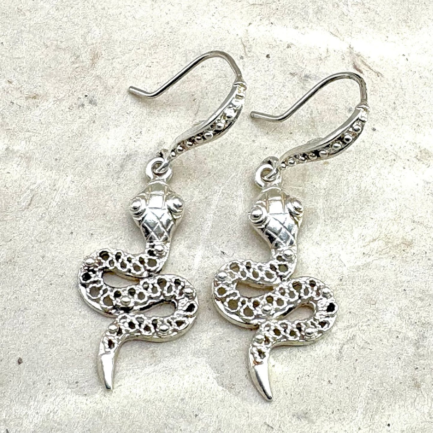 Boucles d'oreilles Ondine en argent  au design ajouré de la collection Essentielle par Cholita Nova.
