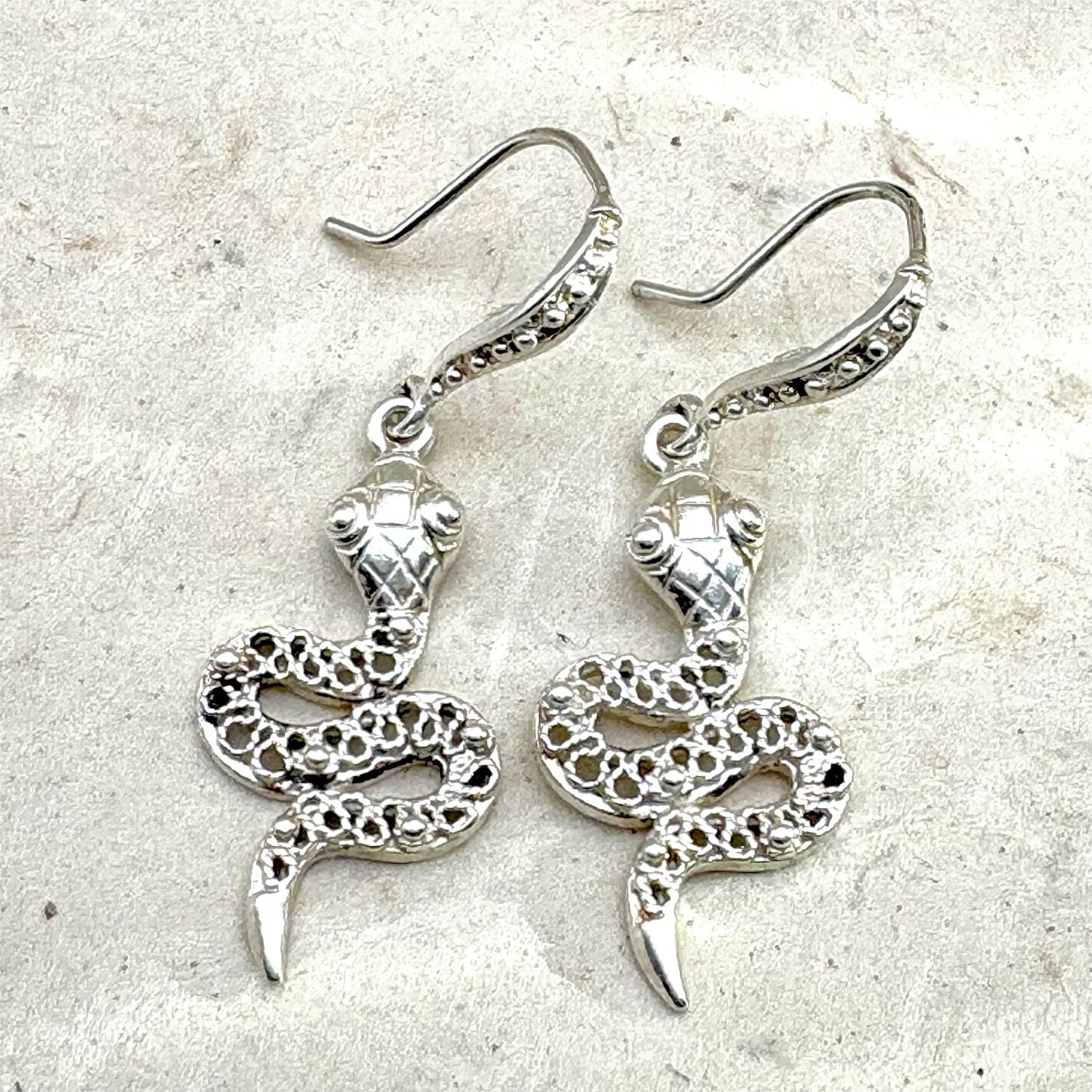 Boucles d'oreilles Ondine en argent  au design ajouré de la collection Essentielle par Cholita Nova.
