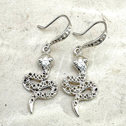 Boucles d'oreilles Ondine en argent  au design ajouré de la collection Essentielle par Cholita Nova.
