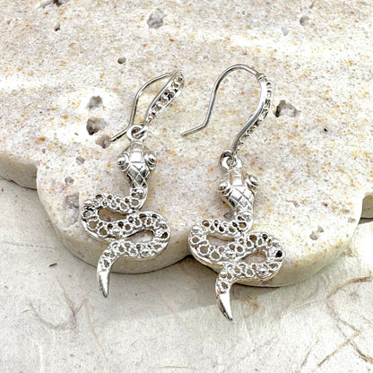 Boucles d'oreilles Ondine en argent représentant un serpent au design ajouré, vue de face.