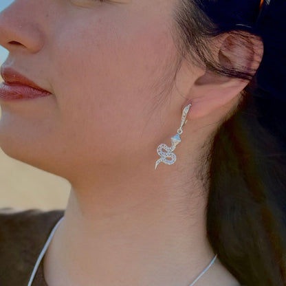 Boucles d'oreilles Ondine portées, création artisanale en argent de la collection Essentielle