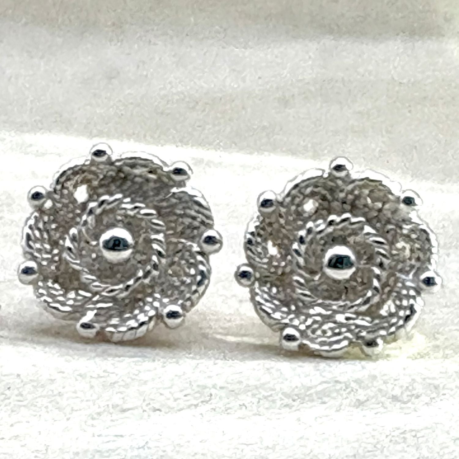 Boucles d'oreilles Roséa en argent aux détails ajourés inspirés des formes florales de la collection Essentielle par Cholita Nova.