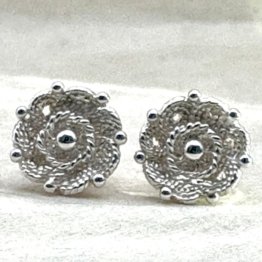 Boucles d'oreilles Roséa en argent aux détails ajourés inspirés des formes florales de la collection Essentielle par Cholita Nova.