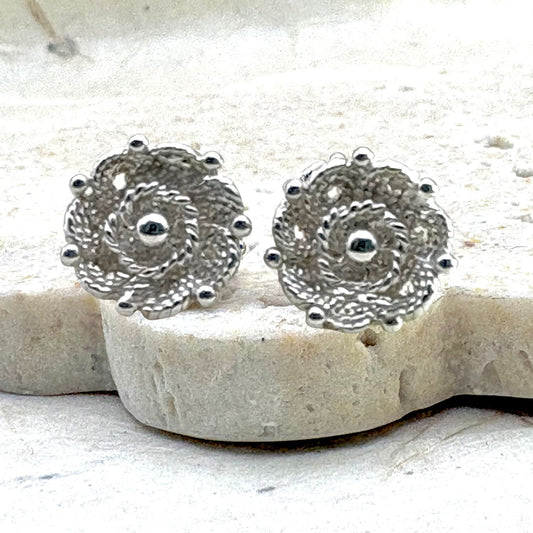 Boucles d'oreilles Roséa en argent représentant une fleur aux reliefs finement travaillés, collection Essentielle.