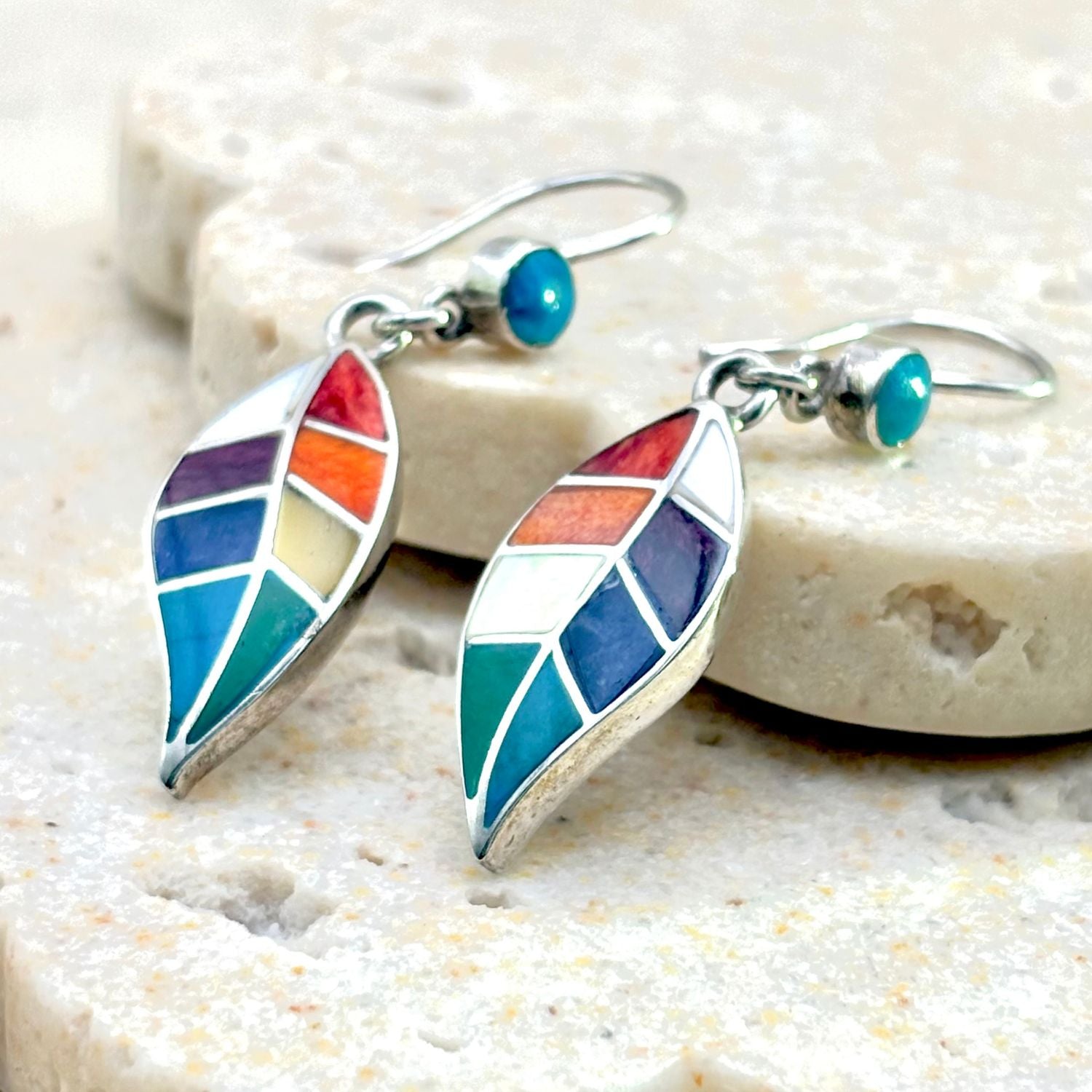 Boucles d'oreilles Sylva en argent avec chrysocolle, sodalite, nacre et spondylus dans un motif feuille stylisée
