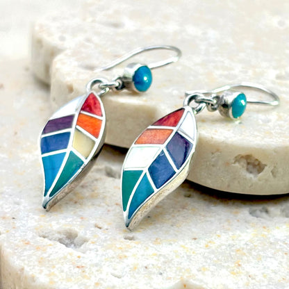 Boucles d'oreilles Sylva en argent avec chrysocolle, sodalite, nacre et spondylus dans un motif feuille stylisée
