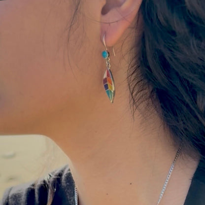 Boucles d'oreilles Sylva portées mettant en valeur leur silhouette élancée et leurs pierres naturelles