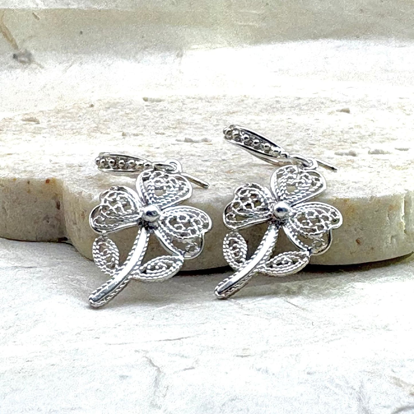 Boucles d'oreilles Trèva en argent 950 inspirées d'un trèfle aux lignes finement ajourées.