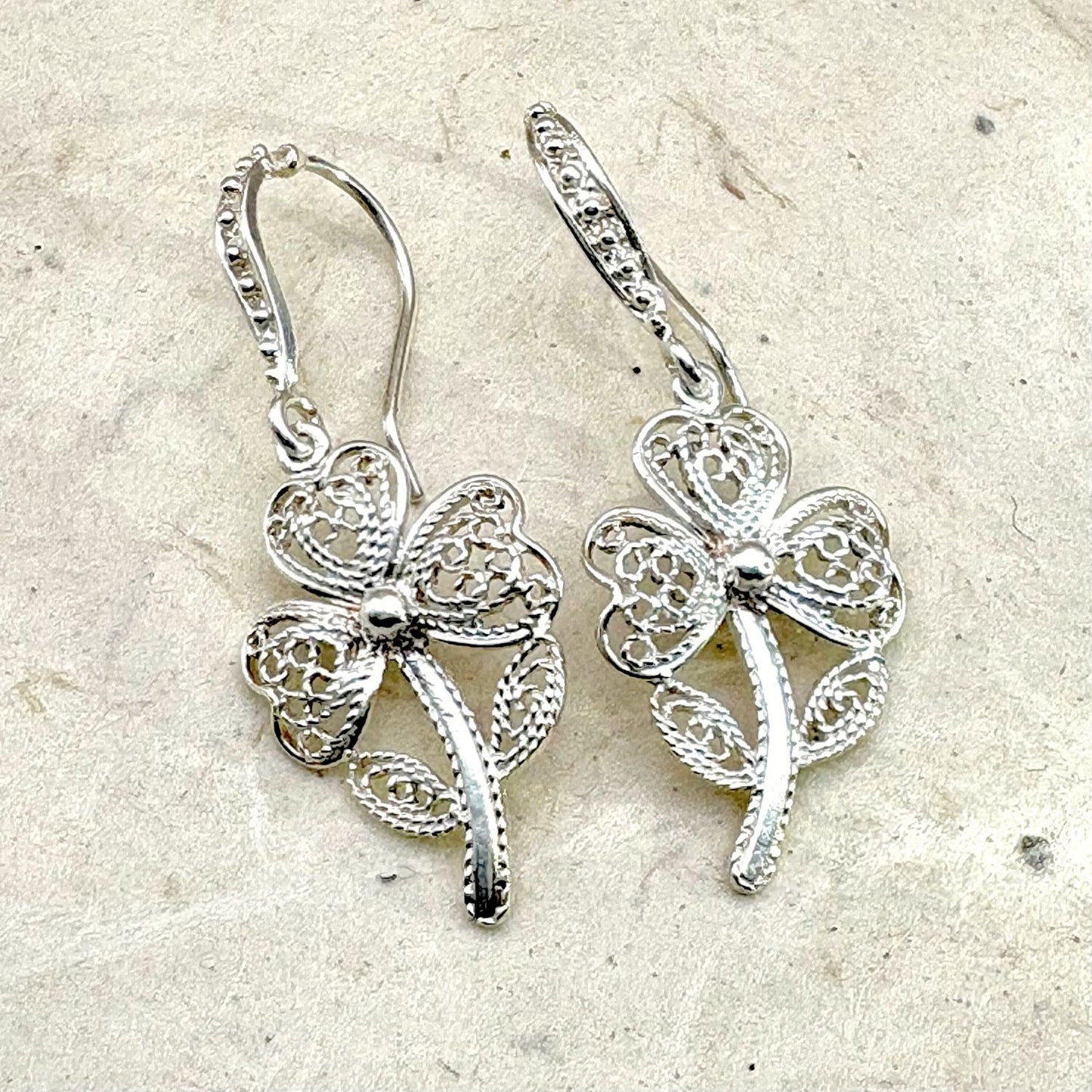 Boucles d'oreilles Trèva en argent au motif inspiré du trèfle de la collection Essentielle par Cholita Nova.