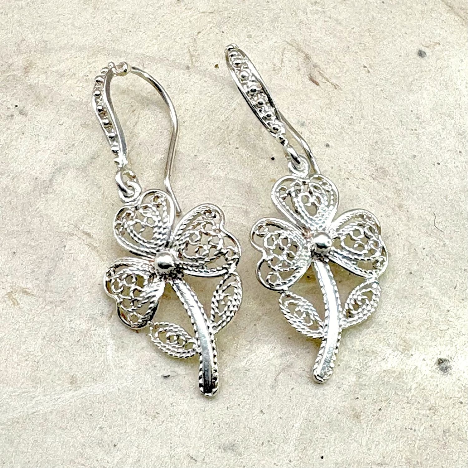 Boucles d'oreilles Trèva en argent au motif inspiré du trèfle de la collection Essentielle par Cholita Nova.